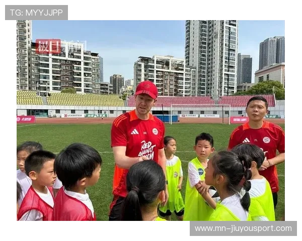 冠军球队球员参与校园足球普及活动助力青训发展,校园足球冠军杯 冠军球队球员参与校园足球普及活动助力青训发展,校园足球冠军杯