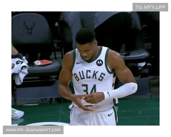 字母哥站在罚线深呼吸